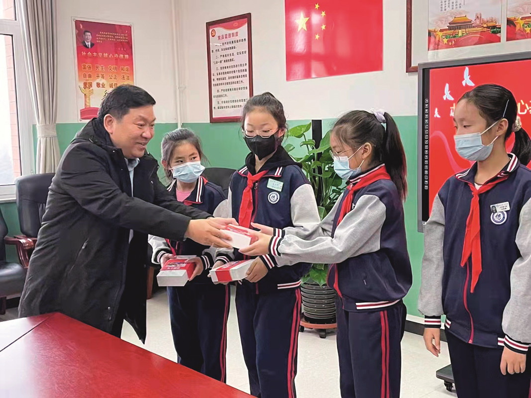 2021年11月29日《校园心电监测》公益项目的项目人员将动态心电记录仪送到杨村第十六小学师生手中_副本.jpg